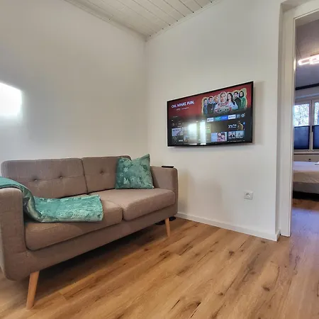 Apartment Stilvoll Renoviertes 50m2 In Gruenlage - Ganze
